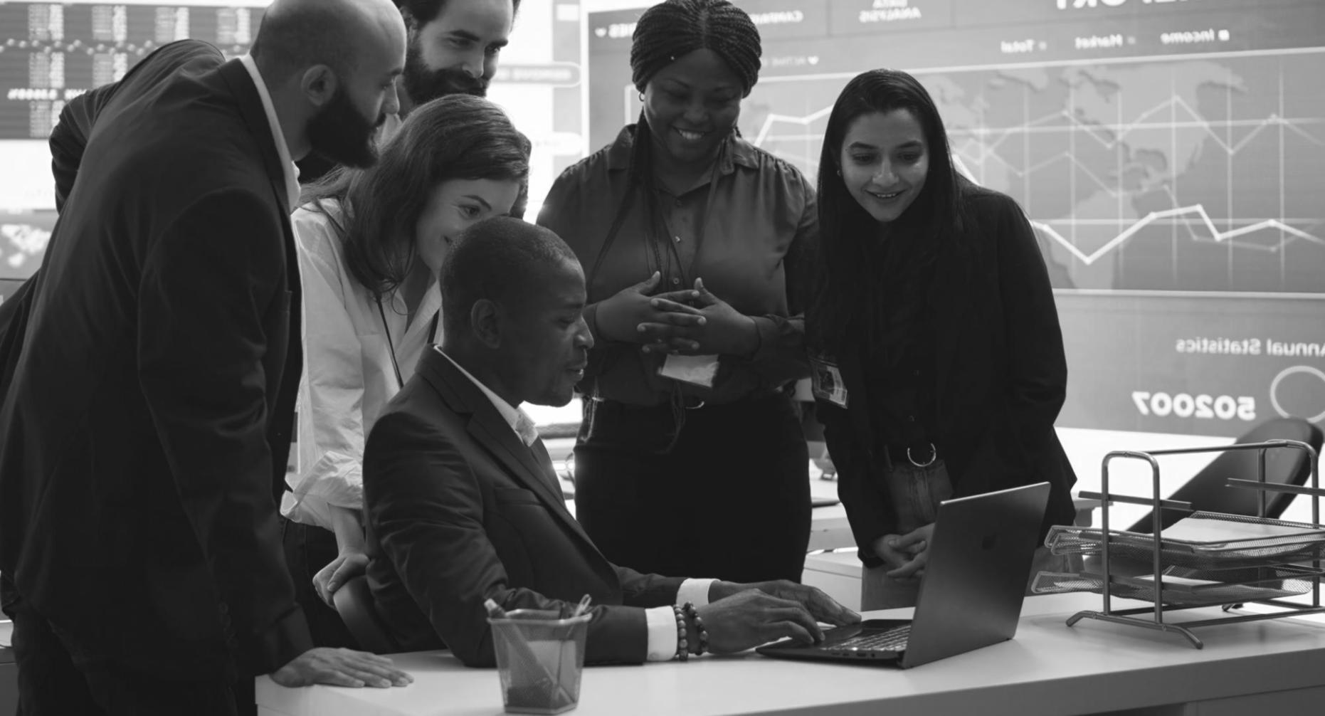 Personne satisfaite consultant ses finances