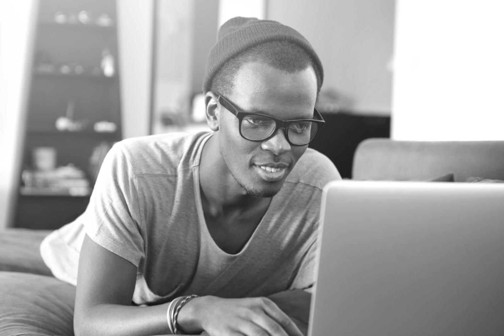 Personne travaillant sur ses finances personnelles